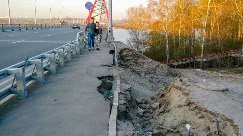 Бугринский мост подмыло водой